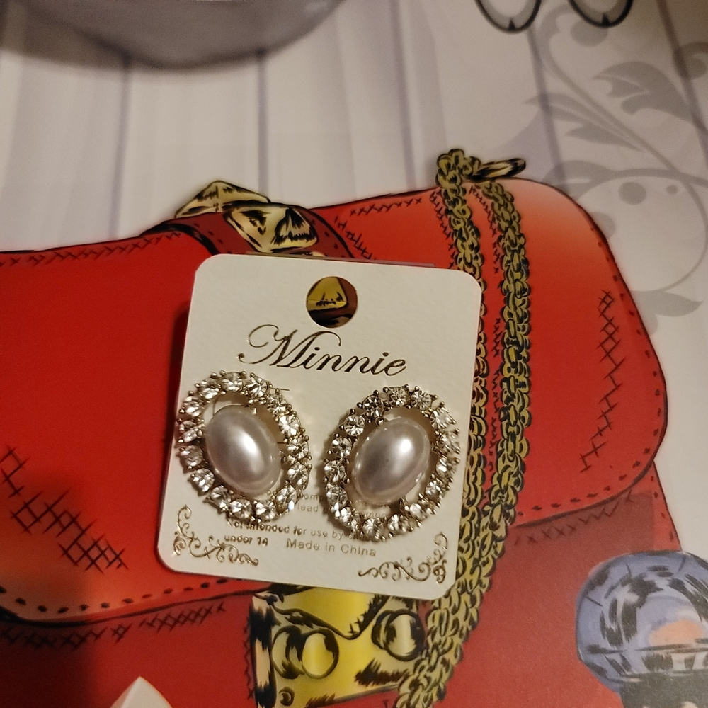 MINNIE CLASSIC CHRYSTAL RHINESTONES WITH SIMULATED PEARL OVAL SHAPED LADIES STUD